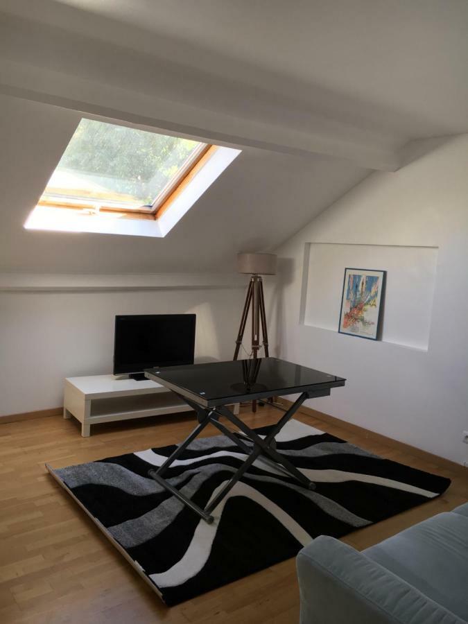 Appartement Independant Chez L'Habitant Безон Екстериор снимка